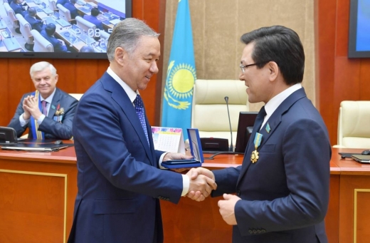 Нығматулин мәжілісмендерге мемлекеттік наградалар табыс етті