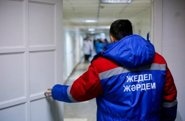 Астанада ер адам жедел жәрдем фельдшерінің басына пышақ сұғып алды