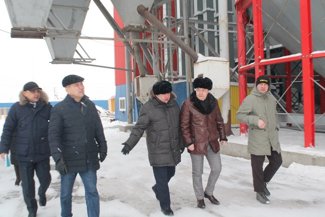 Депутат Дүйсембинов Қостанайдағы ең ірі ұн өндіруші кәсіпорынында болып қайтты
