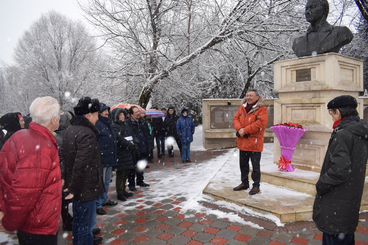 Шәкен Аймановтың туған күніне орай ескерткішіне гүл шоғы қойылды