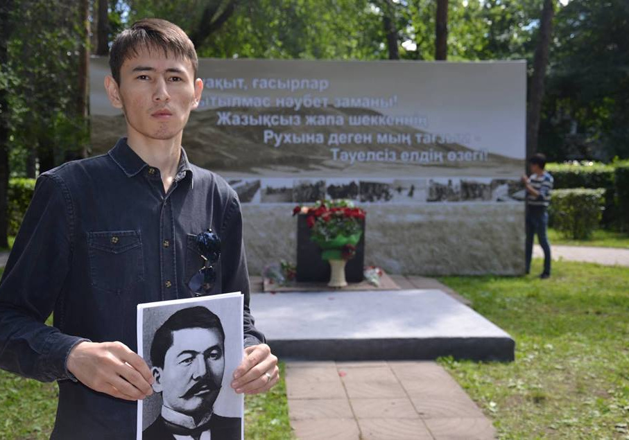 "Менің мемлекеттік тілде ақпарат, қызмет алу құқығымды бұзып тұрсыңдар..."