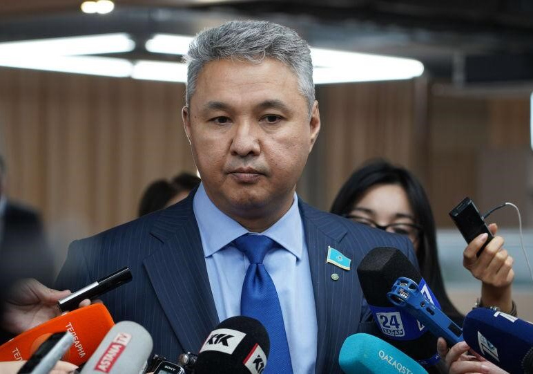 Азат Перуашев:  Жемқорлыққа қарсы сауалдарымыз бар - тағы сынға қалып жатсақ, таңқалмаңыз.