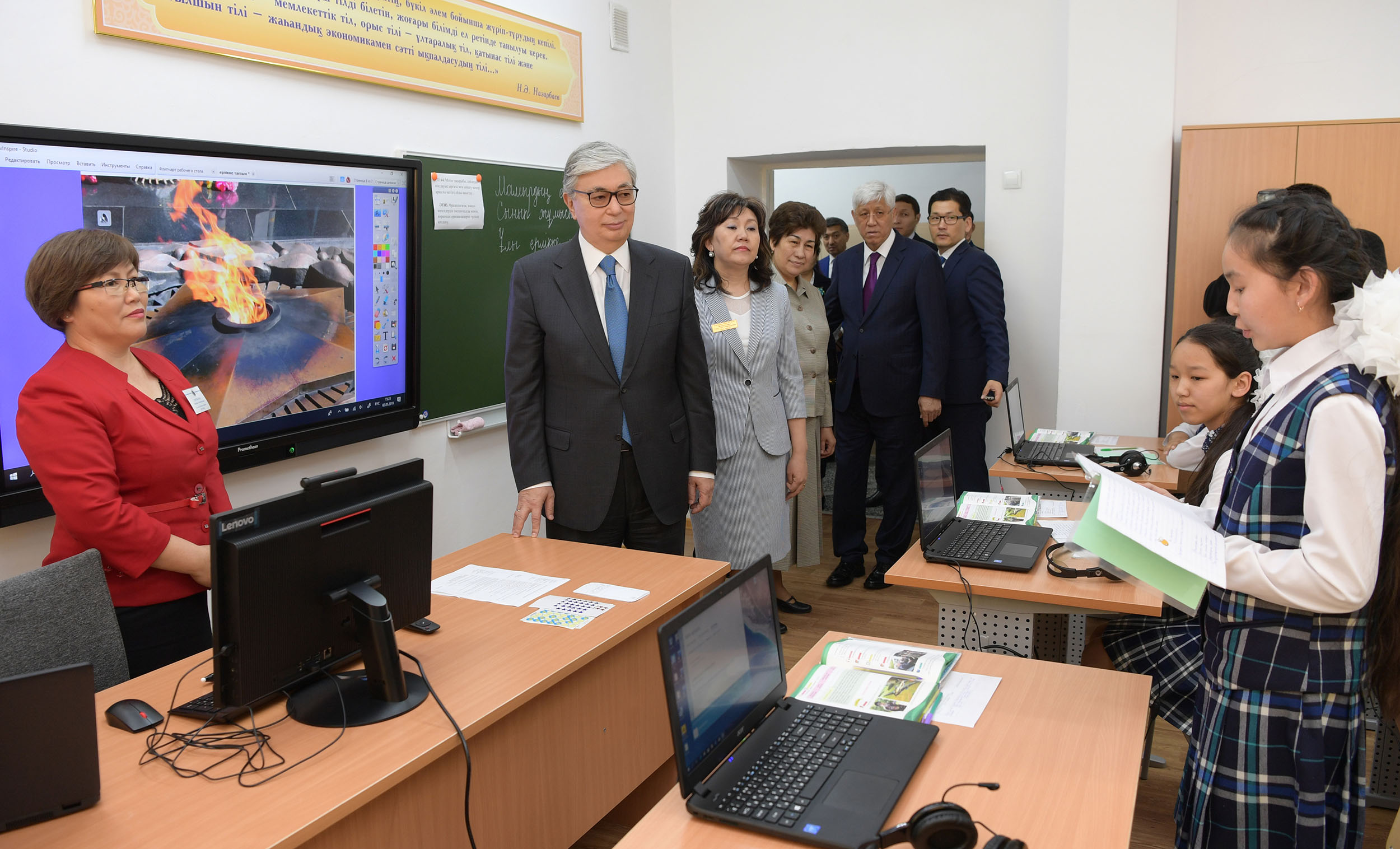 Қазақстан Президенті Үштөбе қаласындағы мектепке барды