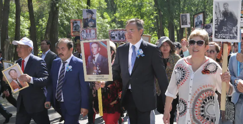 Асқар Мырзахметов "Мәңгілік даңқ" шеруінде орыс ардагерінің портретін ұстап шықты