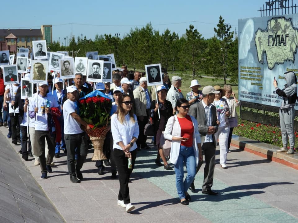 "Ақ жол" партиясының өкілдері қуғын-сүргін құрбандарының рухына тағзым етті