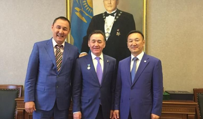 №001 марапат: Нұрсұлтан Назарбаевқа жаңа медаль тапсырылды