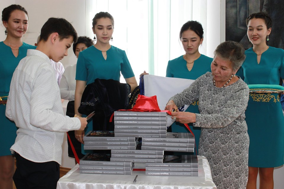 Суретші Мағауия Аманжоловтың альбом-кітабы жарық көрді