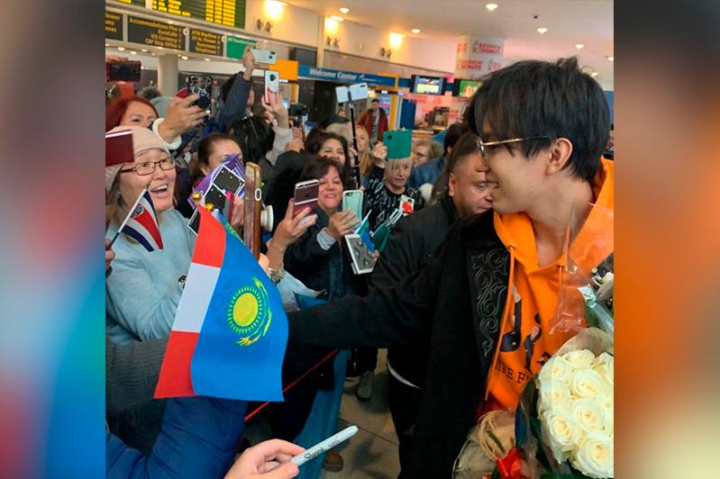 Димашты жанкүйерлері Қазақстанның жалауымен қарсы алды