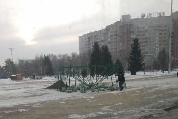 Тәуелсіздік күні өтпей жаңа жылдық шырша орнатылып жатыр