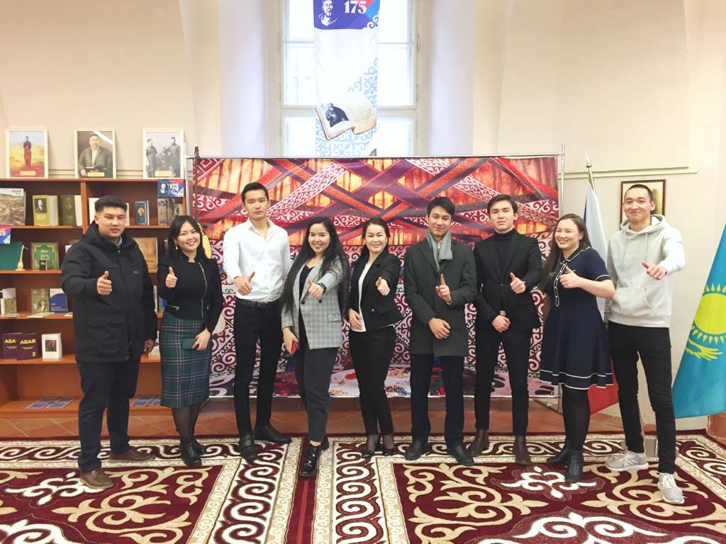 Шетелдегі қазақ студенттер #Abai175 челленджін жалғастырды