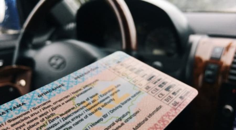 Қазақстанда жүргізуші куәлігін алып жүрмегені үшін айыппұл салынбайды