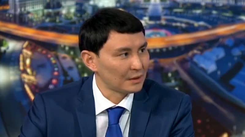 Министр жемқорлықты бірдей киім мен шен беріп жеңбек