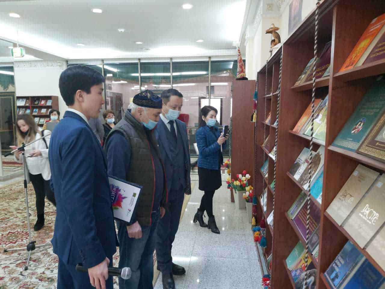 «Қазақтың салт-дәстүрлері ұлттық құндылық» атты иллюстративті-кітап көрмесі ашылды