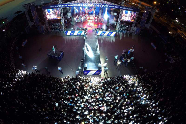 Маңғыстау облысының әкімі Конституциямен құрдас жастарды марапаттады