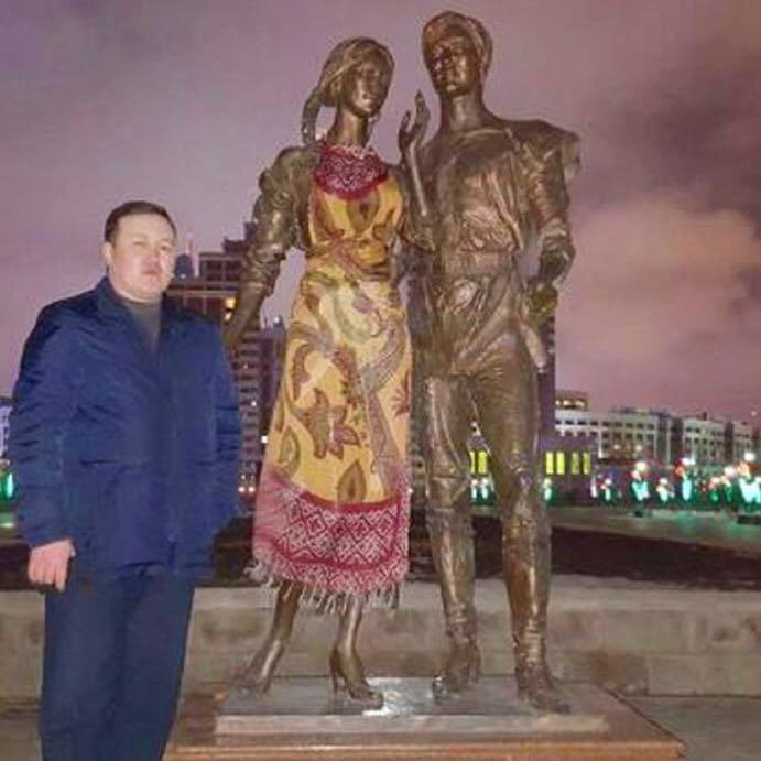 "Ғашықтар" мүсіні "киінді"