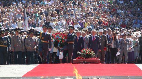 20 мыңнан астам адам Алматыдағы Мәңгілік Алауға гүл шоқтарын қойды